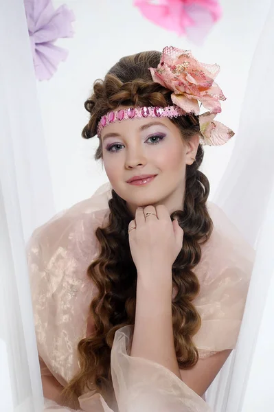 Portrait Une Fille Rose Avec Une Belle Coiffure Des Fleurs — Photo