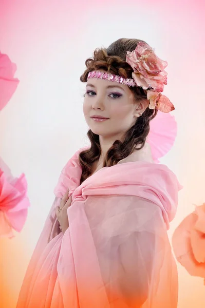 Retrato Una Chica Rosa Con Hermoso Peinado Flores Pelo —  Fotos de Stock