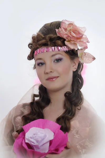 Retrato Uma Menina Rosa Com Belo Penteado Flores Seu Cabelo — Fotografia de Stock