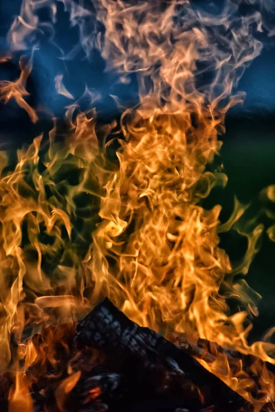 Bål Och Lågor Mot Mörk Himmel Fältet — Stockfoto