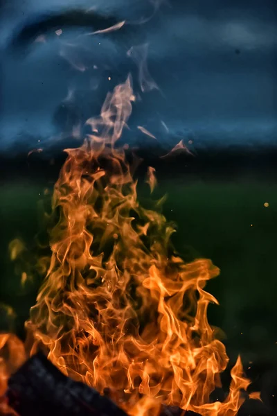 Ognisko Płomienie Przeciwko Ciemnemu Niebu Polu — Zdjęcie stockowe