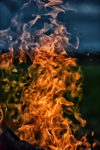 篝火和火焰在田野的黑暗天空中燃烧 — 图库照片