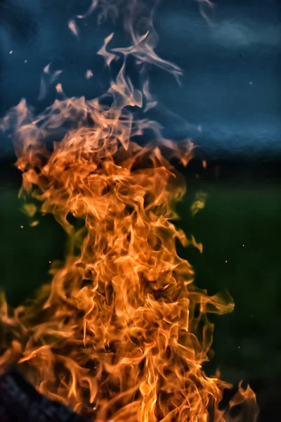 Kampvuur Vlammen Tegen Een Donkere Lucht Het Veld — Stockfoto