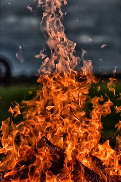 Kampvuur Vlammen Tegen Een Donkere Lucht Het Veld — Stockfoto