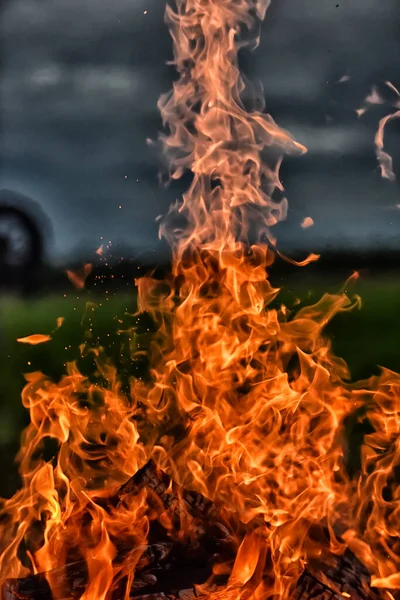 Bål Och Lågor Mot Mörk Himmel Fältet — Stockfoto