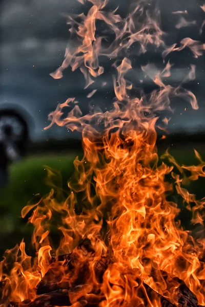 Bål Och Lågor Mot Mörk Himmel Fältet — Stockfoto