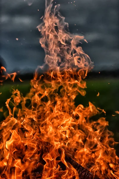 Kampvuur Vlammen Tegen Een Donkere Lucht Het Veld — Stockfoto