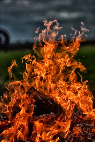 Bål Och Lågor Mot Mörk Himmel Fältet — Stockfoto