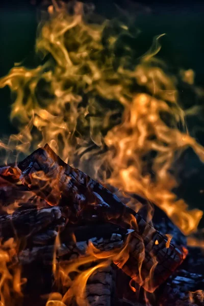 Bål Och Lågor Mot Mörk Himmel Fältet — Stockfoto