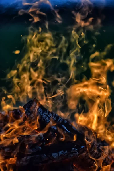 Şenlik Ateşi Alevler Tarlada Karanlık Bir Gökyüzüne Karşı — Stok fotoğraf