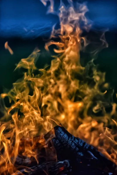 Şenlik Ateşi Alevler Tarlada Karanlık Bir Gökyüzüne Karşı — Stok fotoğraf