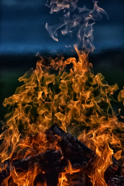 Bål Och Lågor Mot Mörk Himmel Fältet — Stockfoto