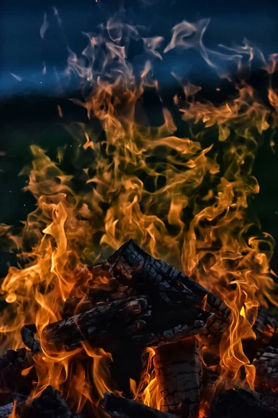 Lagerfeuer Und Flammen Vor Dunklem Himmel Auf Dem Feld — Stockfoto