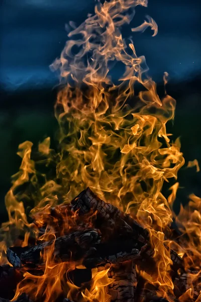 Lagerfeuer Und Flammen Vor Dunklem Himmel Auf Dem Feld — Stockfoto