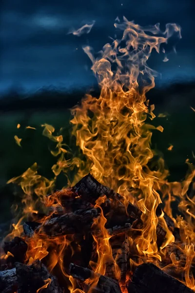 Костер Пламя Против Темного Неба Поле — стоковое фото