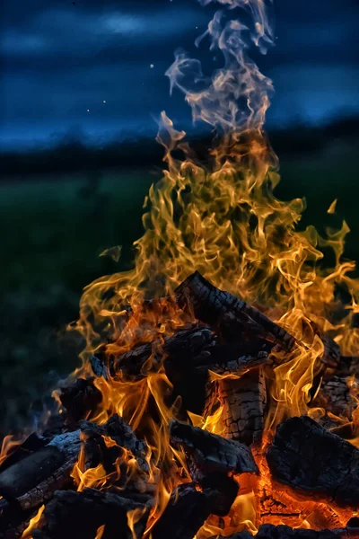 Máglya Lángok Sötét Ellen Mezőn — Stock Fotó