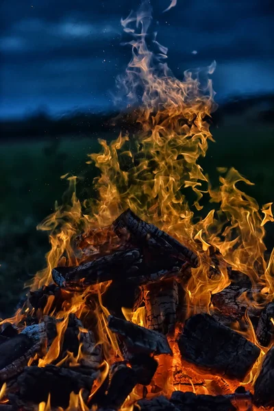 Máglya Lángok Sötét Ellen Mezőn — Stock Fotó