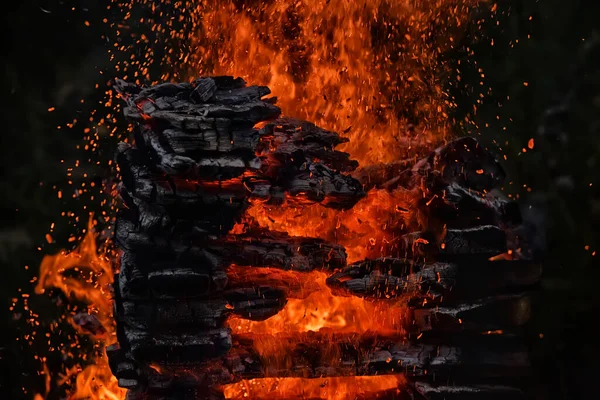 ไฟไหม ใกล ยงของไฟและไฟในไม — ภาพถ่ายสต็อก
