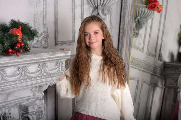 Portrait Une Belle Fille Chère Dans Pull Blanc Près Cheminée — Photo