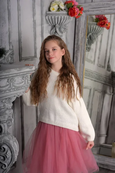 Uma Bela Menina Pensativa Uma Camisola Branca Saia Rosa Com — Fotografia de Stock