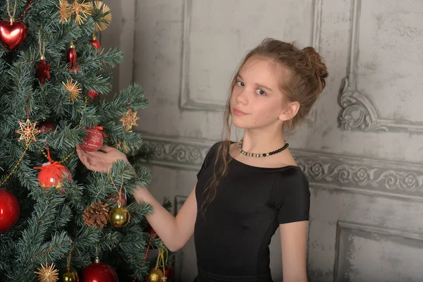 Portré Egy Gyönyörű Töprengő Lány Fekete Közel Karácsonyfa Karácsonykor Nincs — Stock Fotó