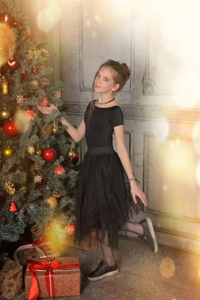Porträt Eines Schönen Nachdenklichen Mädchens Schwarz Weihnachtsbaum Keine Stimmung Traurig — Stockfoto