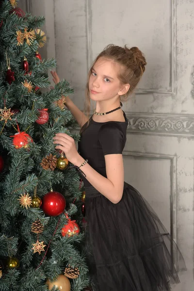 圣诞时 在圣诞树旁 一个美丽的黑色沉思女孩的画像 没有心情 — 图库照片