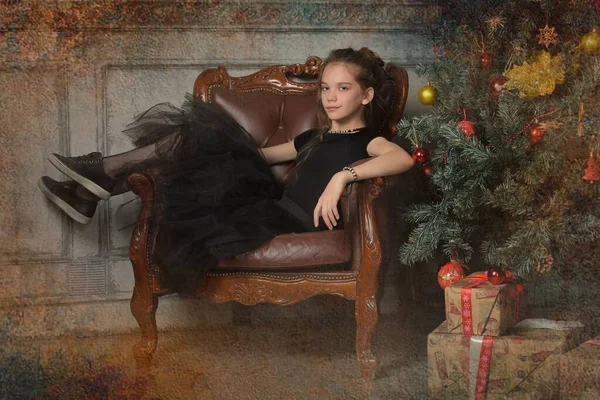 Πορτρέτο Ενός Όμορφου Σκεπτικού Κοριτσιού Μαύρα Κοντά Στο Χριστουγεννιάτικο Δέντρο — Φωτογραφία Αρχείου