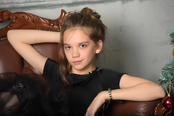 Schöne Teenager Mädchen Schwarz Sitzt Auf Einem Ledersofa — Stockfoto