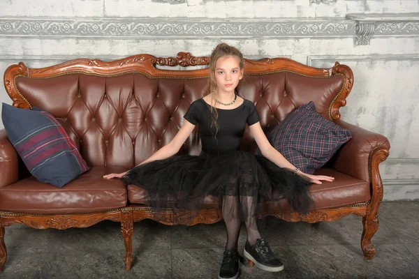 Vacker Tonåring Flicka Svart Sitter Lädersoffa — Stockfoto