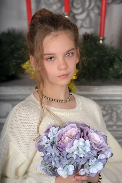 Menina Bonita Com Buquê Retrato Suéter Branco — Fotografia de Stock