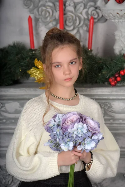 Belle Fille Avec Bouquet Dans Pull Blanc Portrait — Photo