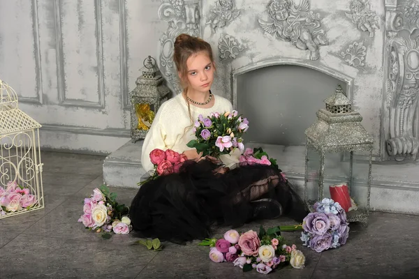 Beautiful Girl White Sweater Black Skirt Fireplace Sits Floor Flowers — Stock Photo, Image