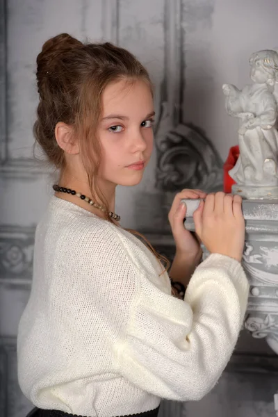 Piękna Dziewczyna Białym Swetrze Wysoką Fryzurę Słodkie Dziewczyny — Zdjęcie stockowe