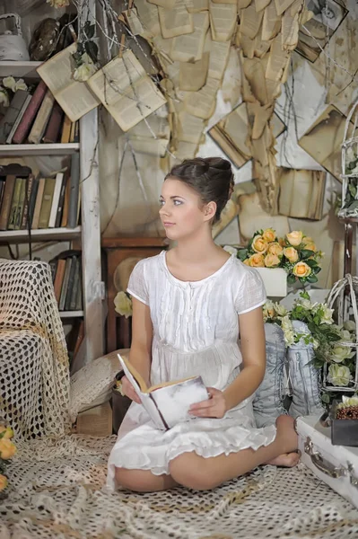 Menina Jovem Vestido Vintage Lendo Livro Cabelo Flor — Fotografia de Stock