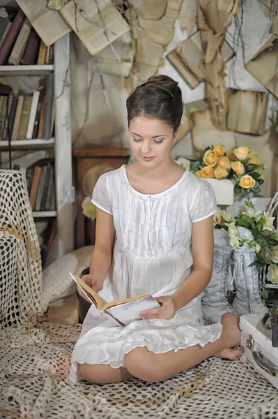 Jeune Fille Robe Vintage Lire Livre Cheveux Fleurs — Photo