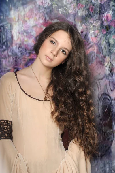 Belle Fille Brune Aux Longs Cheveux Bouclés Dans Une Robe — Photo