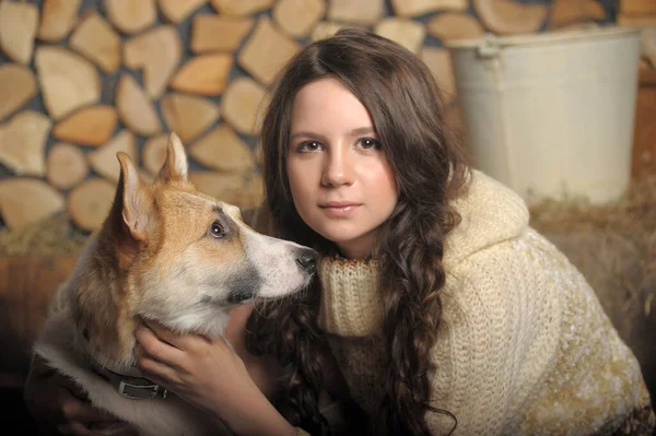 彼女の犬と女の子 — ストック写真