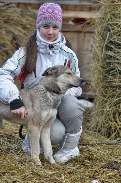 Meisje Winterkleren Met Een Hond Handschoen Vriendschap — Stockfoto