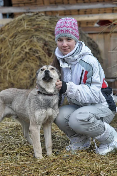 Menina Roupas Inverno Com Cão Luva Amizade — Fotografia de Stock