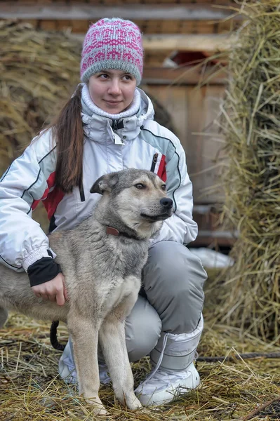 Meisje Winterkleren Met Een Hond Handschoen Vriendschap — Stockfoto