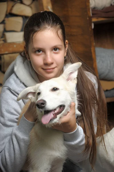 Adolescente Abraçando Seu Cão — Fotografia de Stock