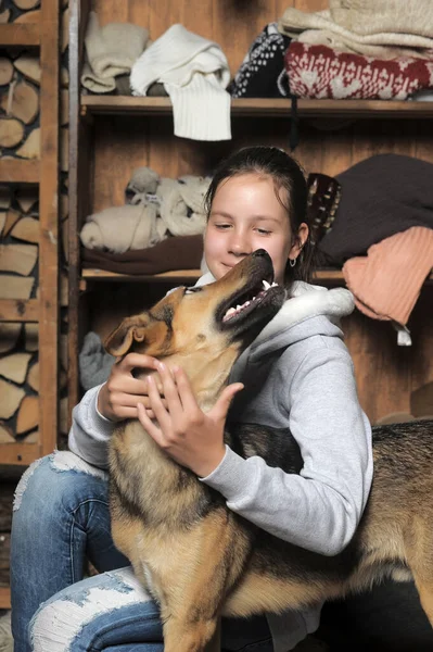 Adolescente Chica Abrazando Perro —  Fotos de Stock