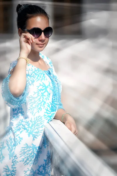 Menina Adolescente Bonito Vestido Azul Liberdade Penteado — Fotografia de Stock