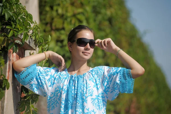 Menina Adolescente Bonito Vestido Azul Liberdade Penteado — Fotografia de Stock