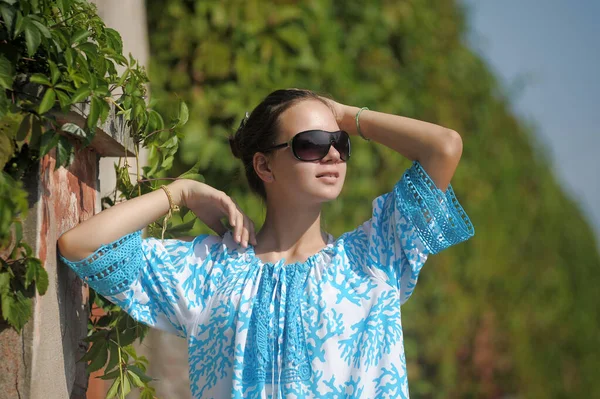 Mavi Elbiseli Sevimli Genç Kız Özgürlük Saç Stili — Stok fotoğraf