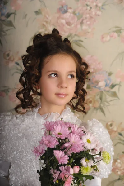 Barn Flicka Vit Klänning Med Frisyr Retrostil Med Blommor Händerna — Stockfoto