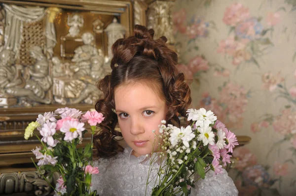 Beyaz Elbiseli Saçı Geriye Dönük Elinde Çiçekleri Olan Kız Çocuğu — Stok fotoğraf