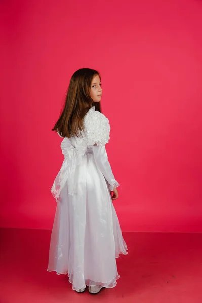 Pembe Arka Planda Beyaz Elbiseli Çocuk — Stok fotoğraf