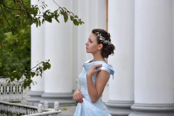 Hermosa Morena Vestido Noche Azul Pálido Aire Libre — Foto de Stock